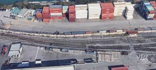 Genova, i comitati di Voltri protestano contro i cassoni per la diga: un centinaio di persone in piazza