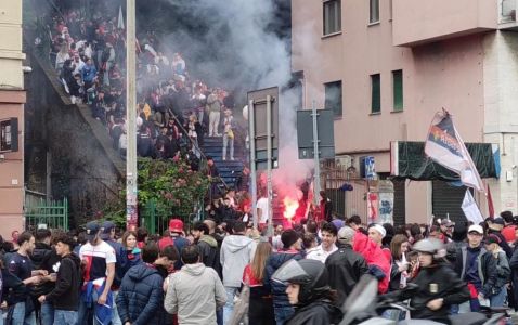 Genoa in Serie A, tifosi in festa e tanti sfottò per i "cugini" retrocessi in B