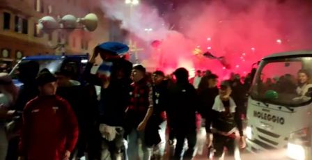 Genoa, esplode la festa dei tifosi per la Serie A e la Samp in B: le immagini del corteo