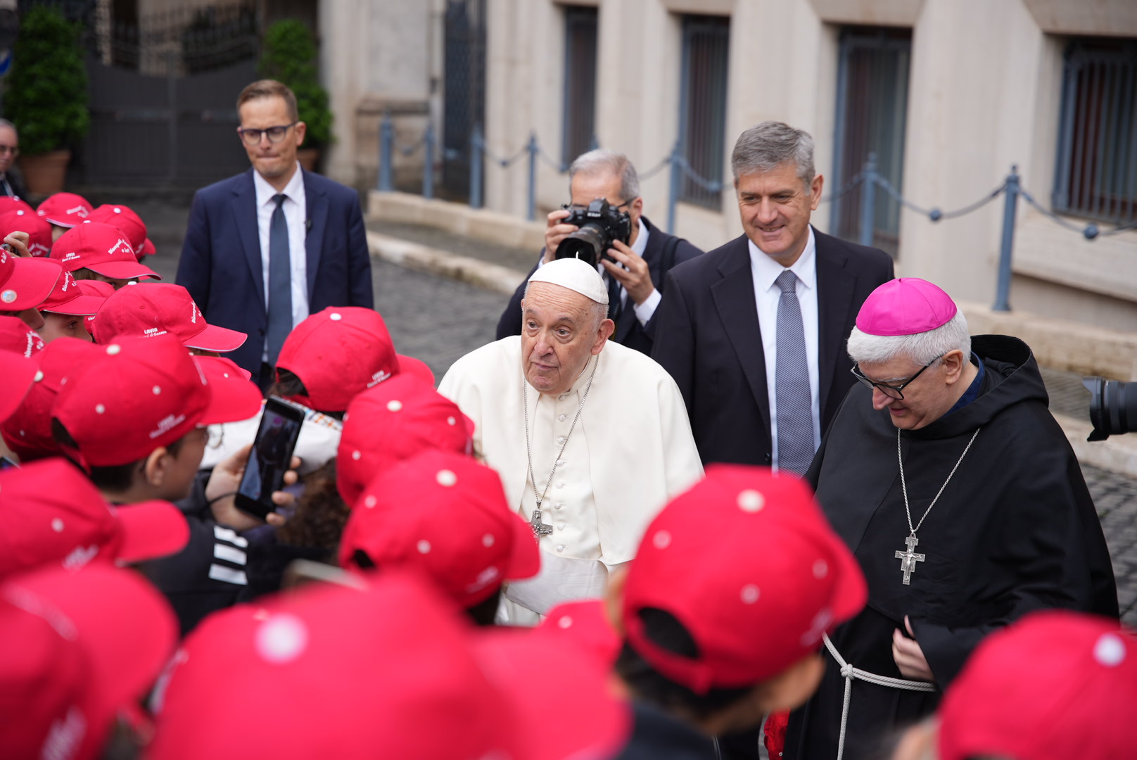 I cresimandi di Genova incontrano Papa Francesco in Vaticano: "Non sparlate degli altri, si perde la dignità"