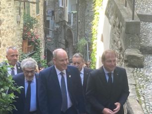 Dolceacqua, il Principe Alberto di Monaco inaugura al Castello dei Doria una mostra fotografica