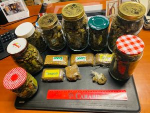 Sanremo, uomo di 41 anni pedinato dai carabinieri e trovato in possesso di un kg tra Hashish e marijuana: arrestato 