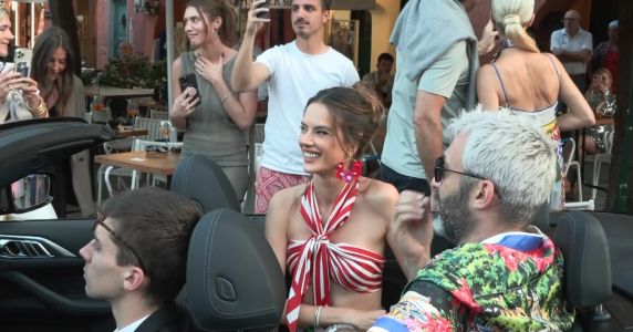 Portofino, inaugurato il nuovo locale di Dolce&Gabbana: top model nel borgo, c'è anche Alessandra Ambrosio