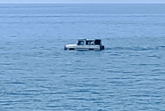 Recco, tra le barche ormeggiate in mare anche una jeep - anfibio