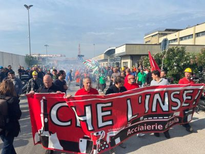 Genova, assemblea e corteo dei lavoratori Ex Ilva: "Chiarezza sul piano di rilancio della fabbrica"