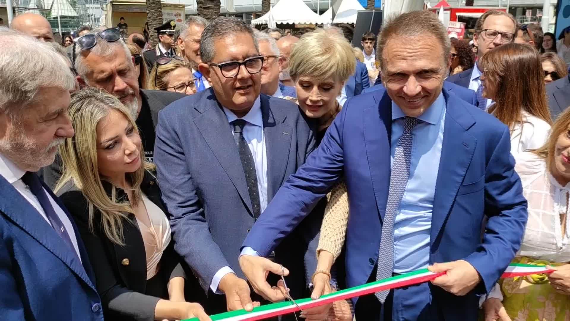 Il ministro Lollobrigida a Genova: "Zero plastiche monouso? Oggi non è idoneo abolirle"