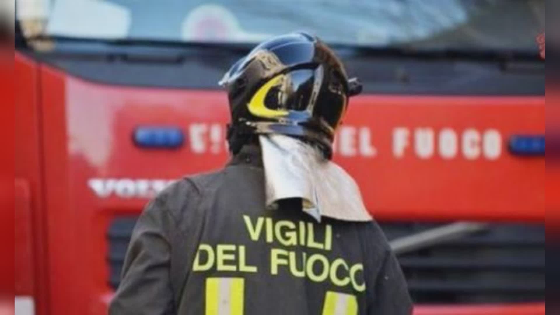 Bordighera, frontale camion-autobus: autista estratto dalle lamiere dai vigili del fuoco. Aurelia chiusa
