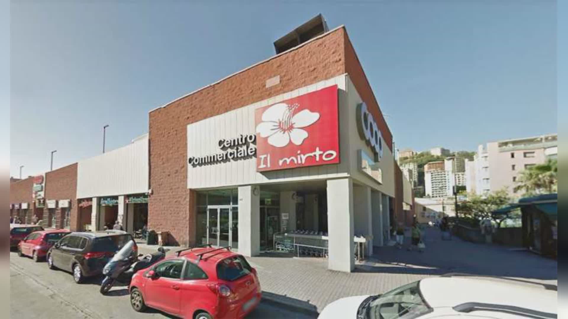 Genova, picchia un disabile e suo figlio nel parcheggio di un centro commerciale a Marassi poi fugge