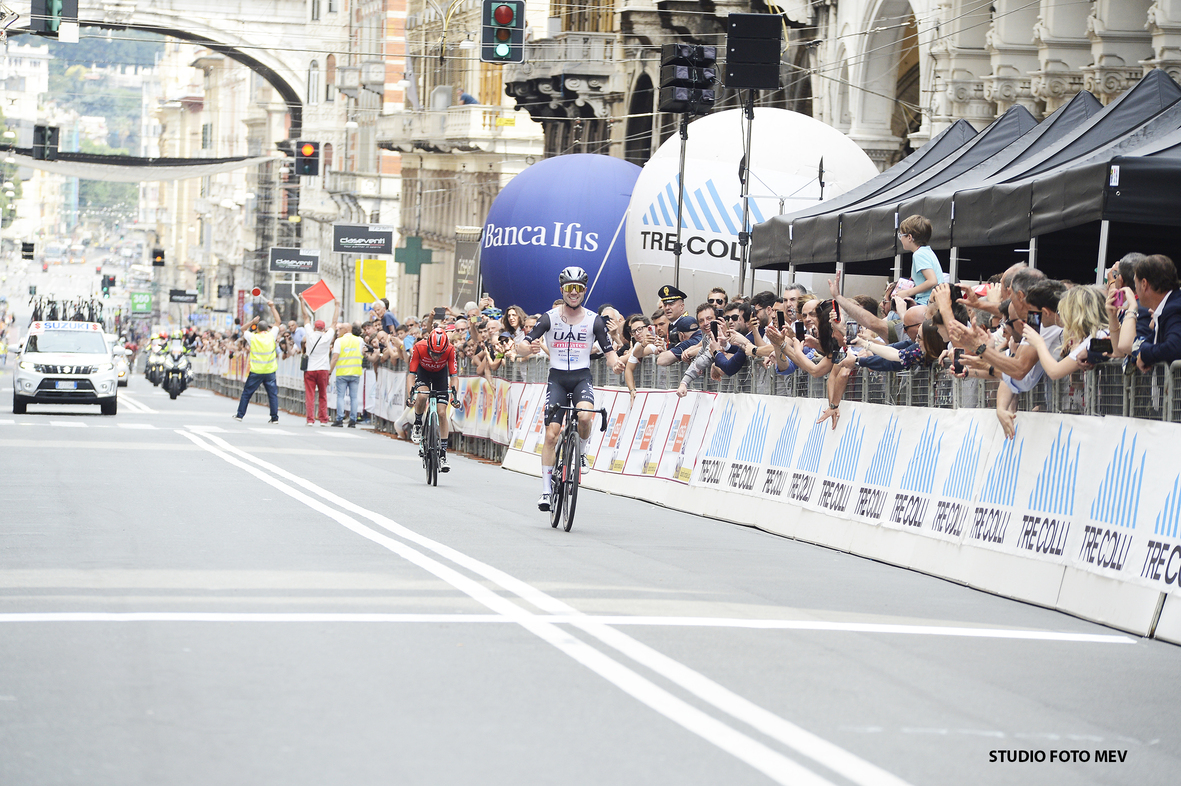 Giro dell'Appennino, Marc Hirschi vince l'84a edizione trasmessa in diretta da Telenord. Mulubrhan a braccia alzate ma è terzo