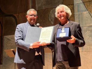 Genova, grande successo per lo spettacolo di Solenghi al Carlo Felice: premiato con la Croce di San Giorgio