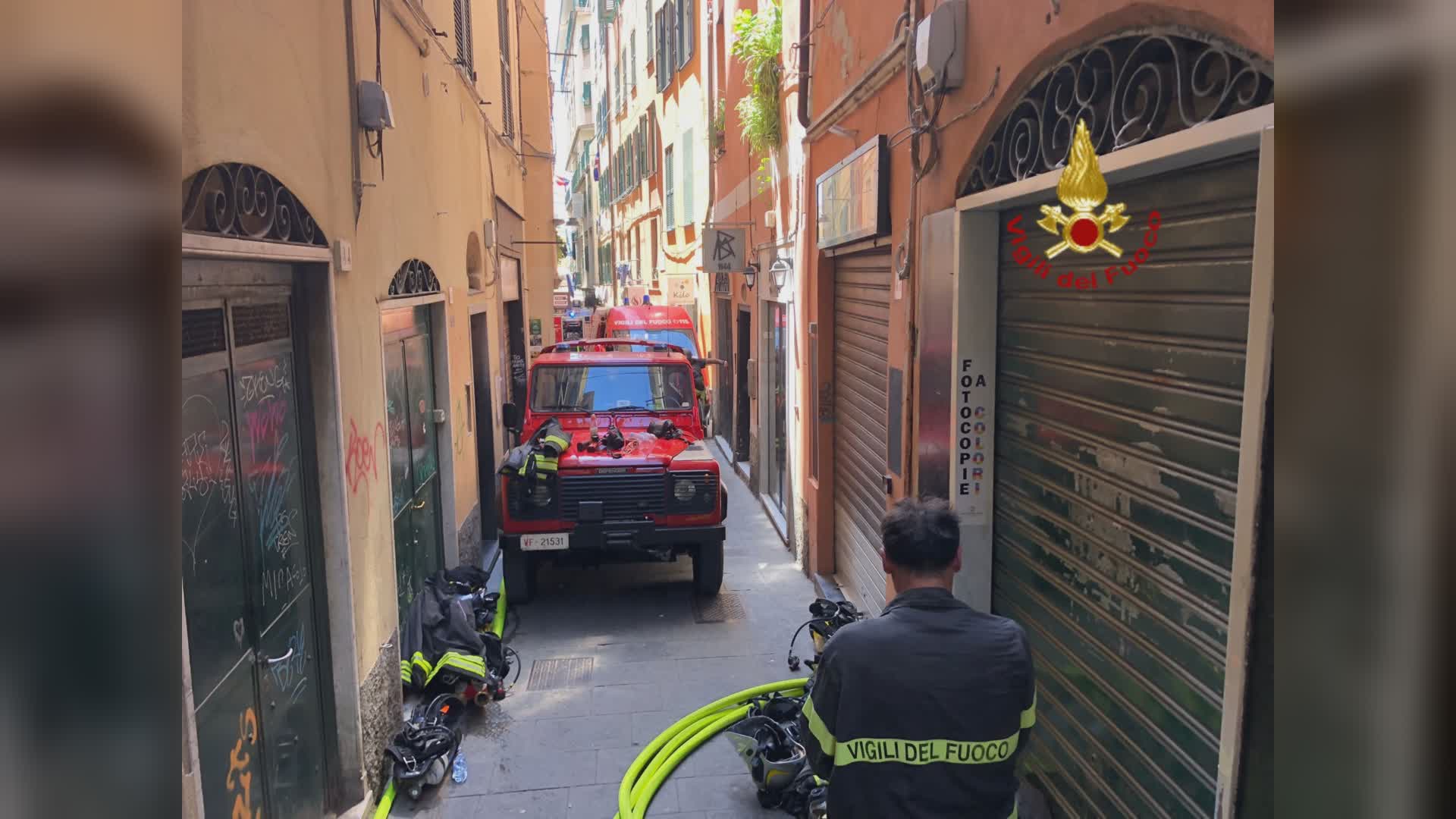Genova, incendio in un appartamento di via Ravecca: fiamme domate, inquilina in salvo