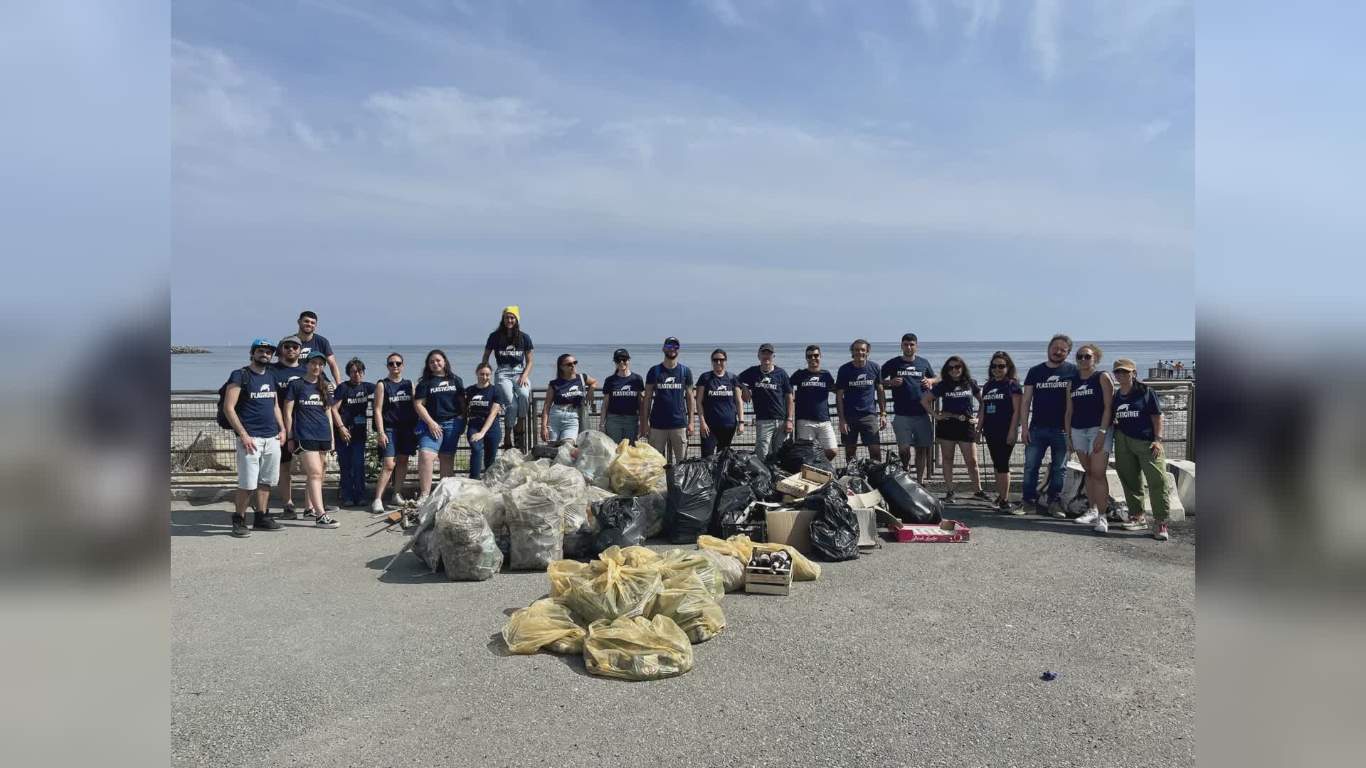 Genova, raccolti oltre 800 kg di spazzatura in spiaggia