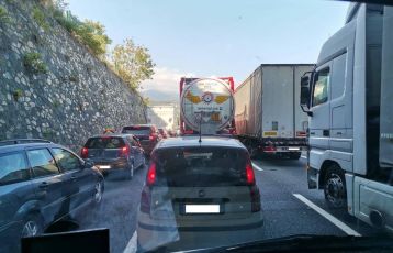 A7, tra Busalla e Genova un camion sfonda il guard-rail e finisce in una scarpata
