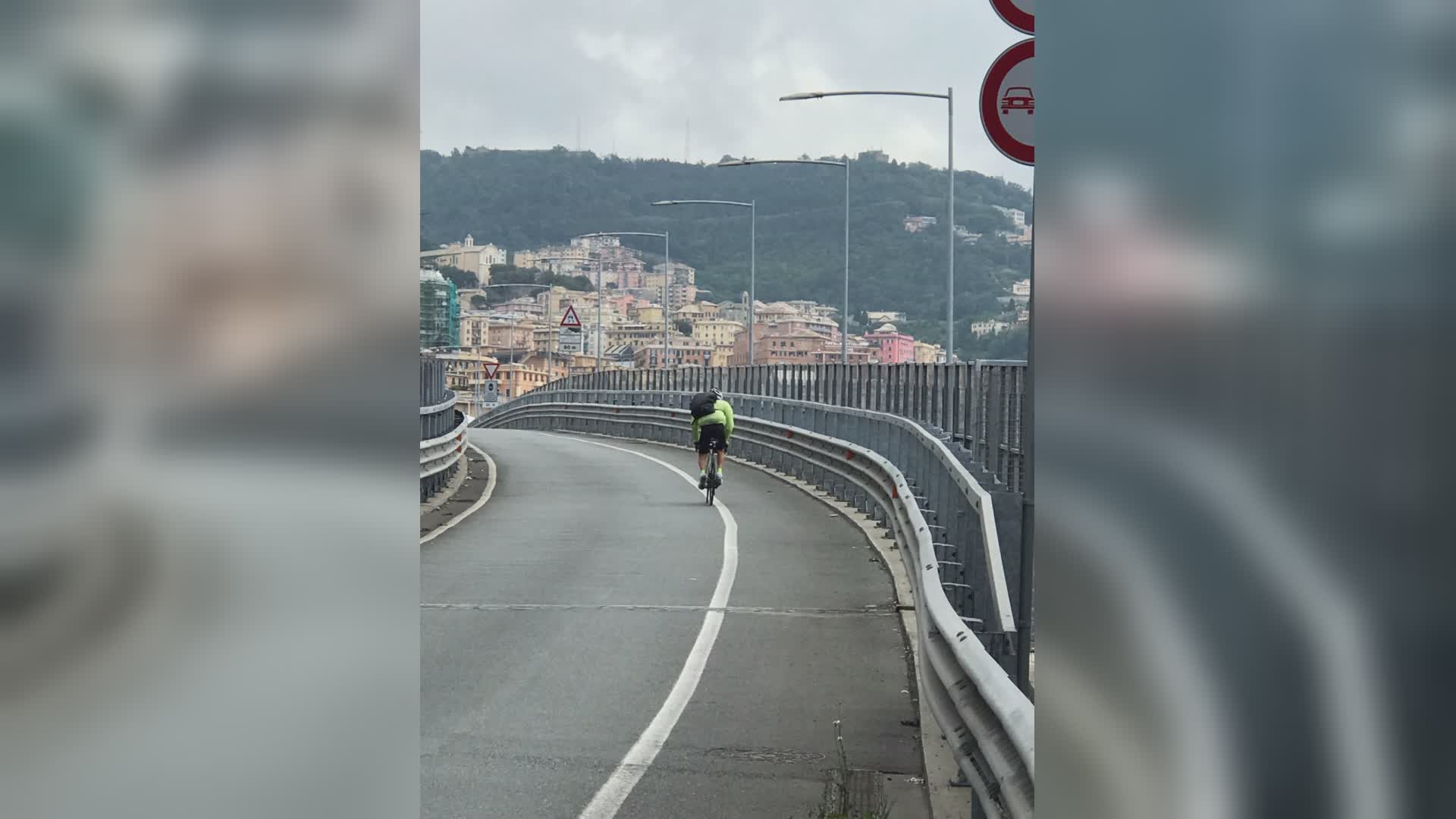 Genova, ciclista "distratto" imbocca la Sopraelevata