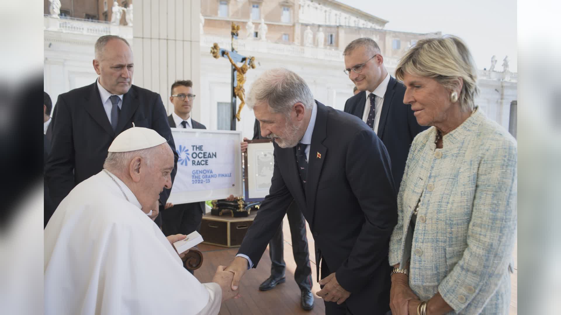 The Ocean Race, Bucci e Christillin donano la bandiera ufficiale a Papa Francesco