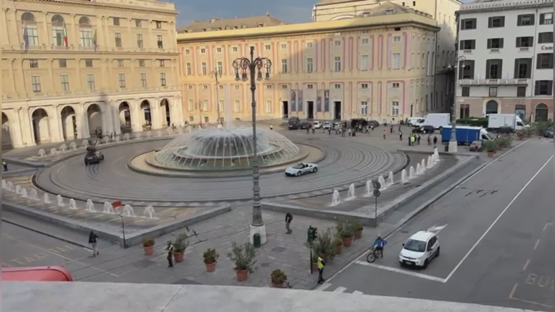 Genova, una Maserati gira intorno alla fontana di De Ferrari: è il nuovo spot firmato da Ozpetek