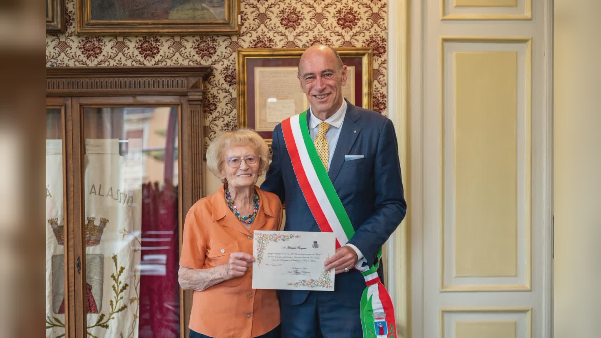 Da 65 anni in vacanza ad Alassio, la signora Adelaide premiata dal sindaco Melgrati