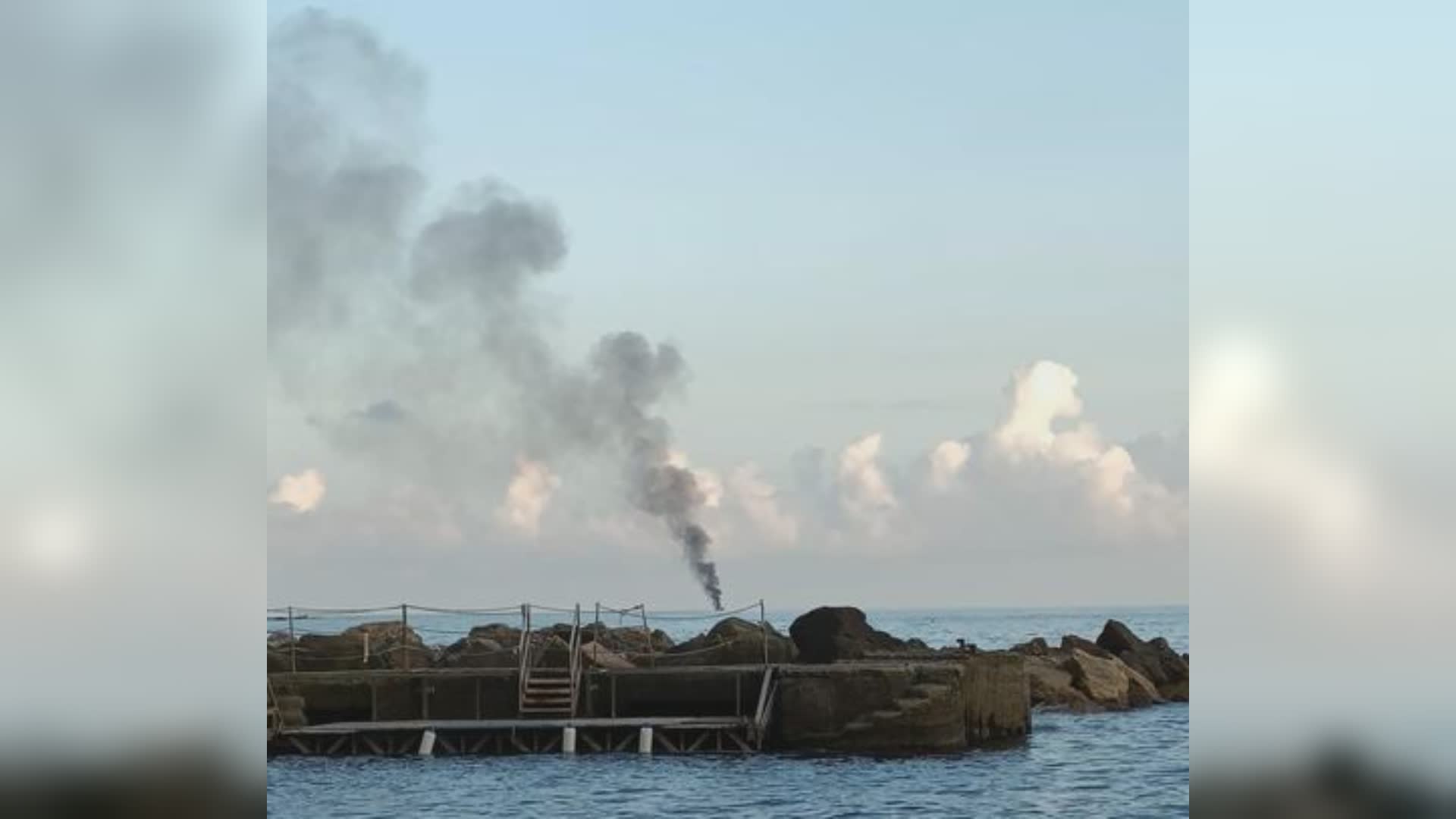 Genova, affondato lo yacht andato a fuoco ieri pomeriggio: salve le cinque persone a bordo