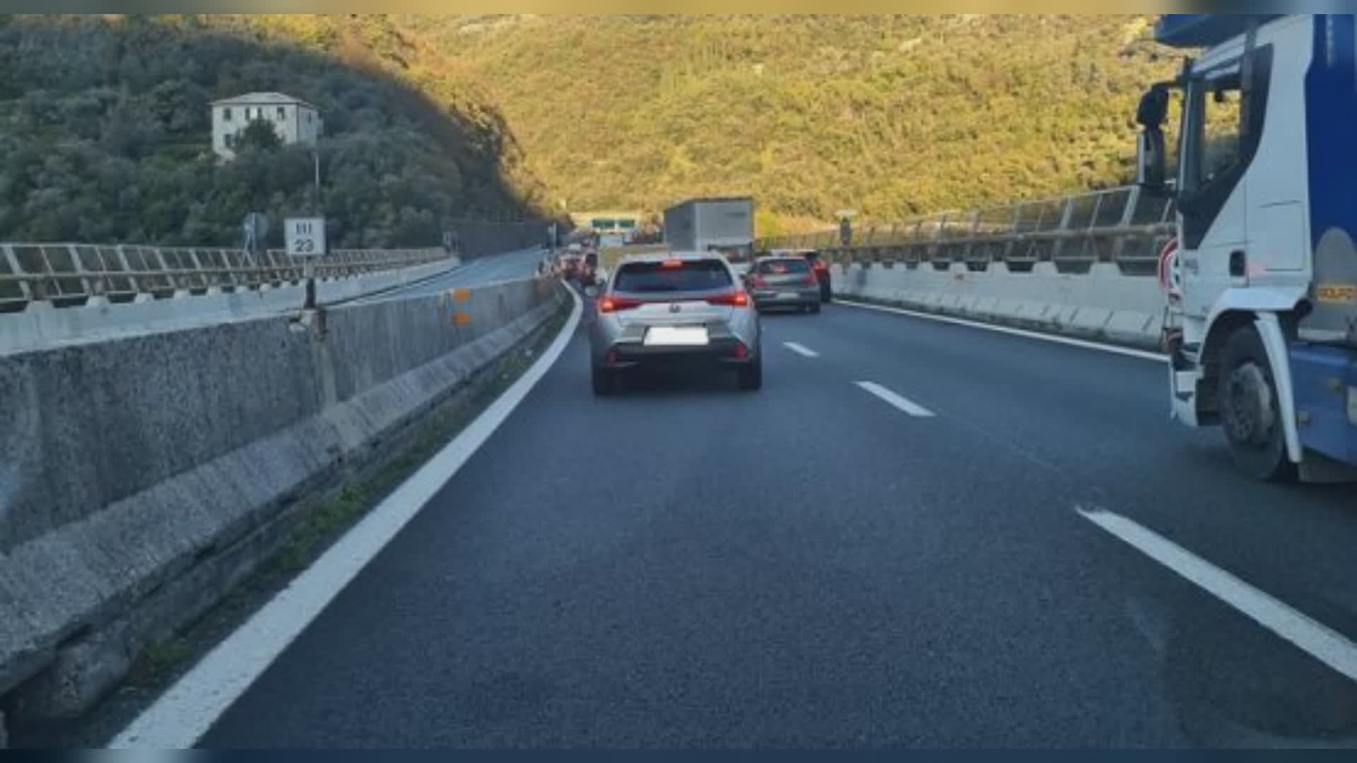 Chiavari, sbattono contro il guardrail in autostrada e scappano a piedi lasciando l'auto: indaga la polizia