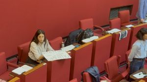 Consiglio comunale Genova, osservato minuto di silenzio per Berlusconi: Ceraudo e Bruzzone lasciano l’aula. Consigliera Ghio: “Non in mio nome”