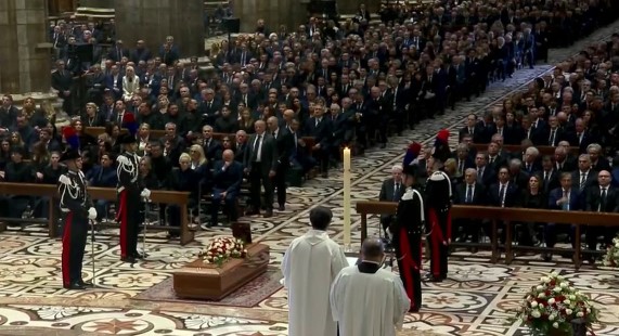 Funerali di Berlusconi nel Duomo di Milano: 10 mila persone in piazza