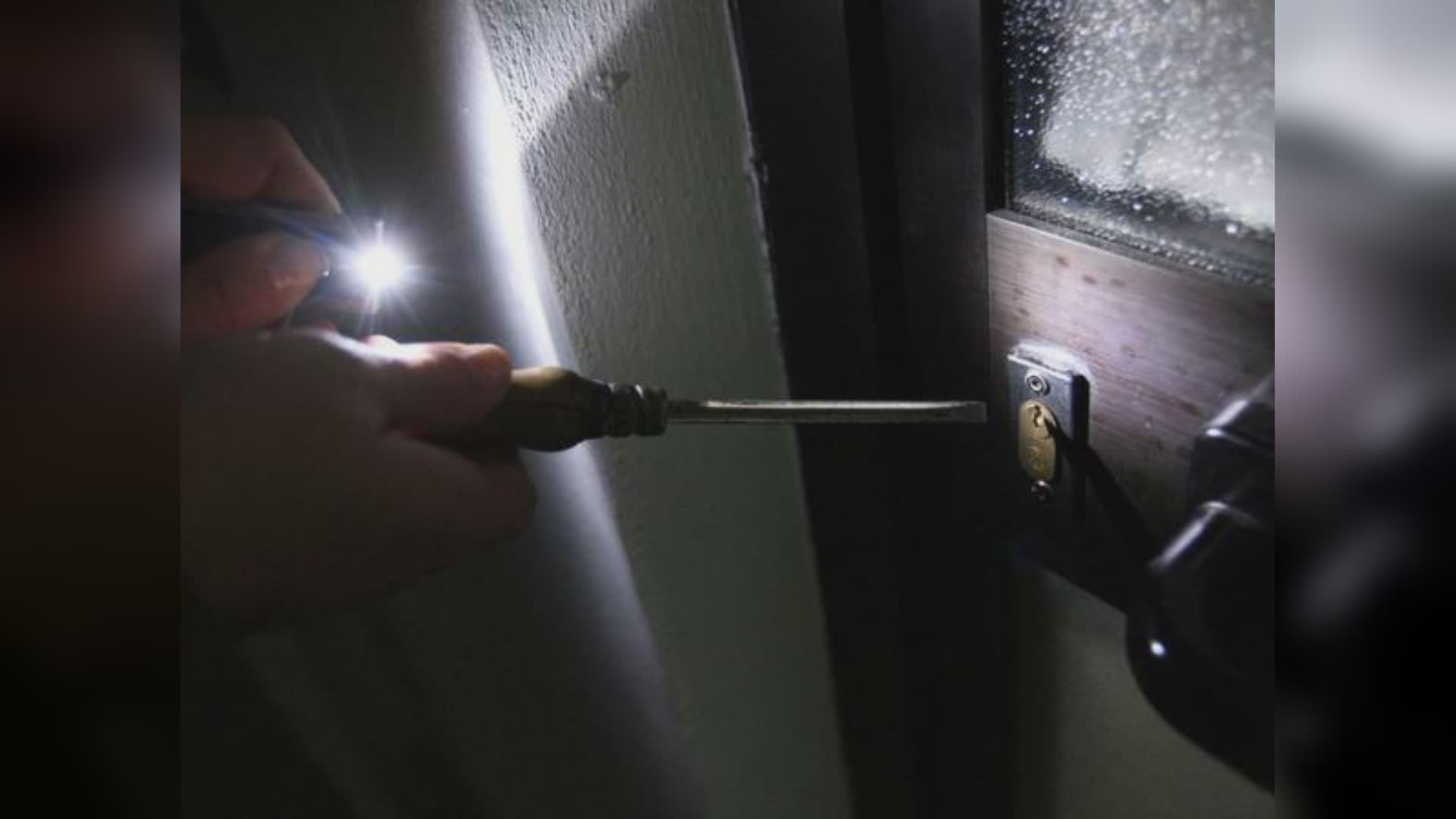 Genova, cellulare rubato squilla nella sua tasca: arrestato ladro seriale di appartamenti