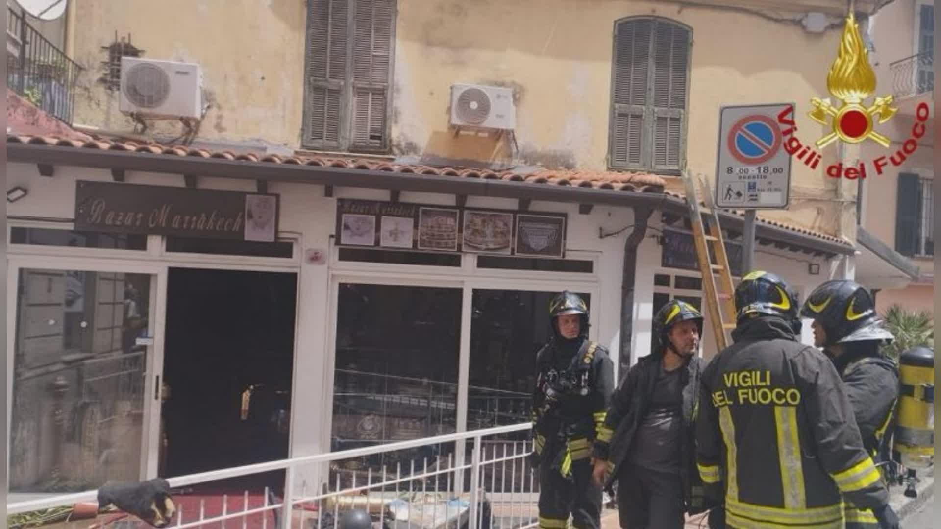 Ventimiglia, incendio in un negozio di tappeti: ferito gravemente il titolare