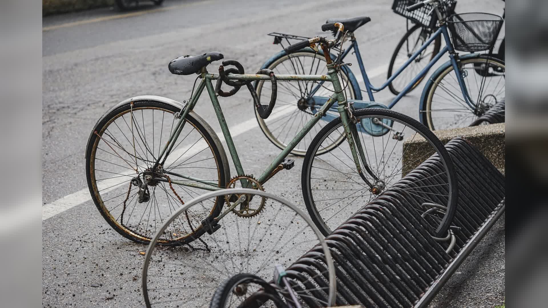 Mignanego, litiga con un ciclista e gli distrugge la bici a sprangate