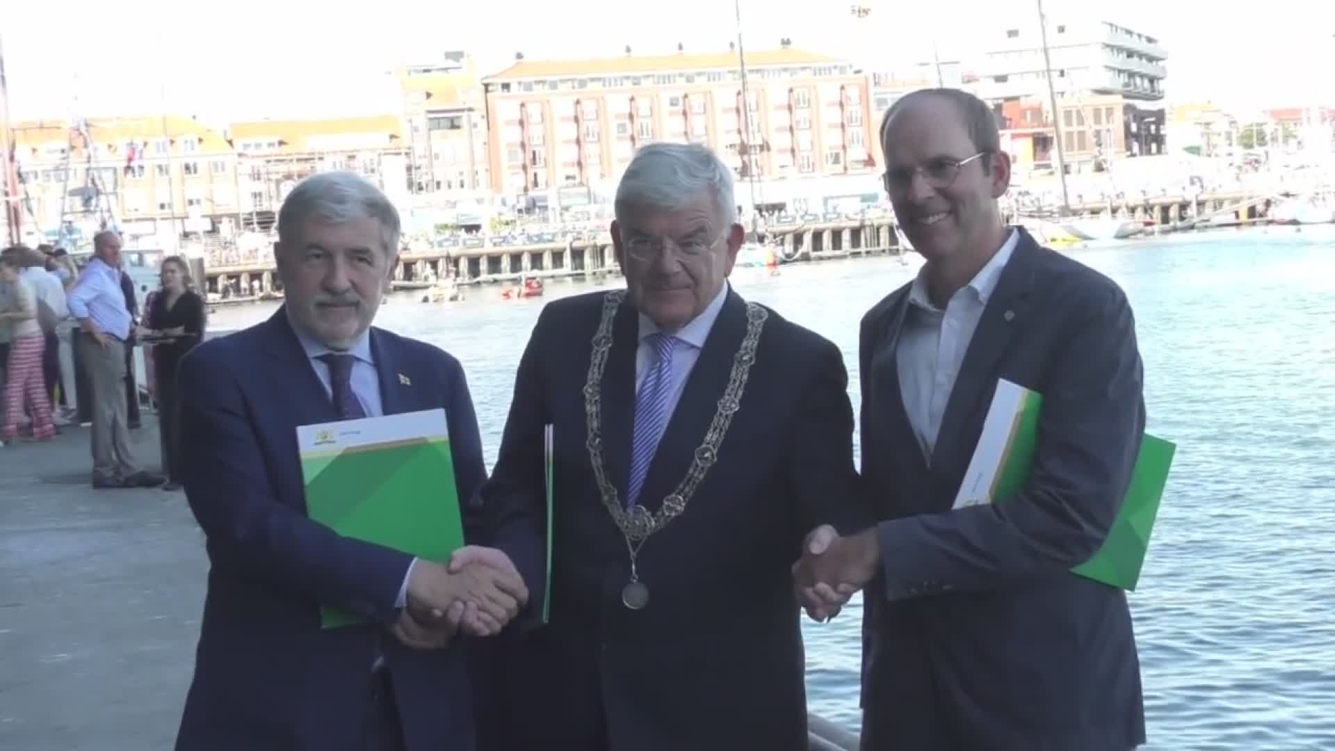 The Ocean Race, Toti e Bucci ricevono all'Aia la bandiera in vista del Grand Finale a Genova