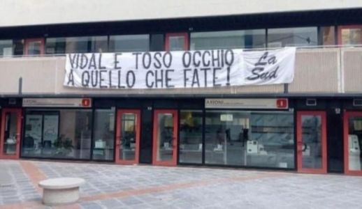 Assemblea Sampdoria, striscione dei tifosi contro Vidal e Toso