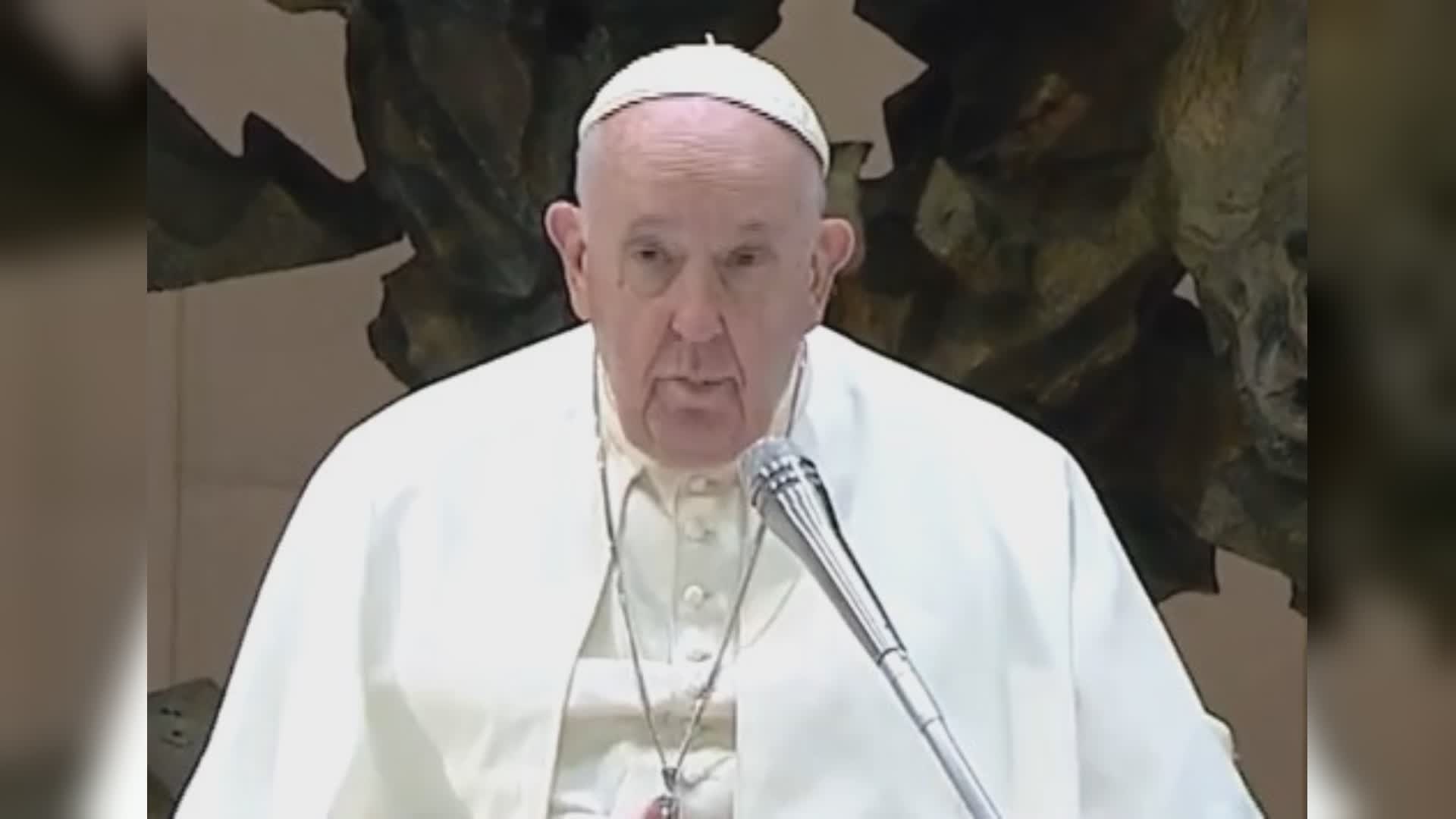 Papa Francesco lascia l'ospedale dopo l'operazione all'addome: "Sono ancora vivo"