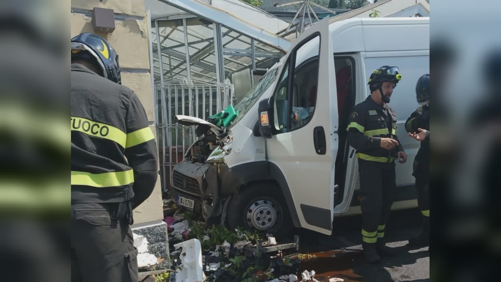 Bogliasco, fioraio investito da un furgoncino davanti al suo negozio: una frattura e qualche trauma, ma non è in pericolo di vita