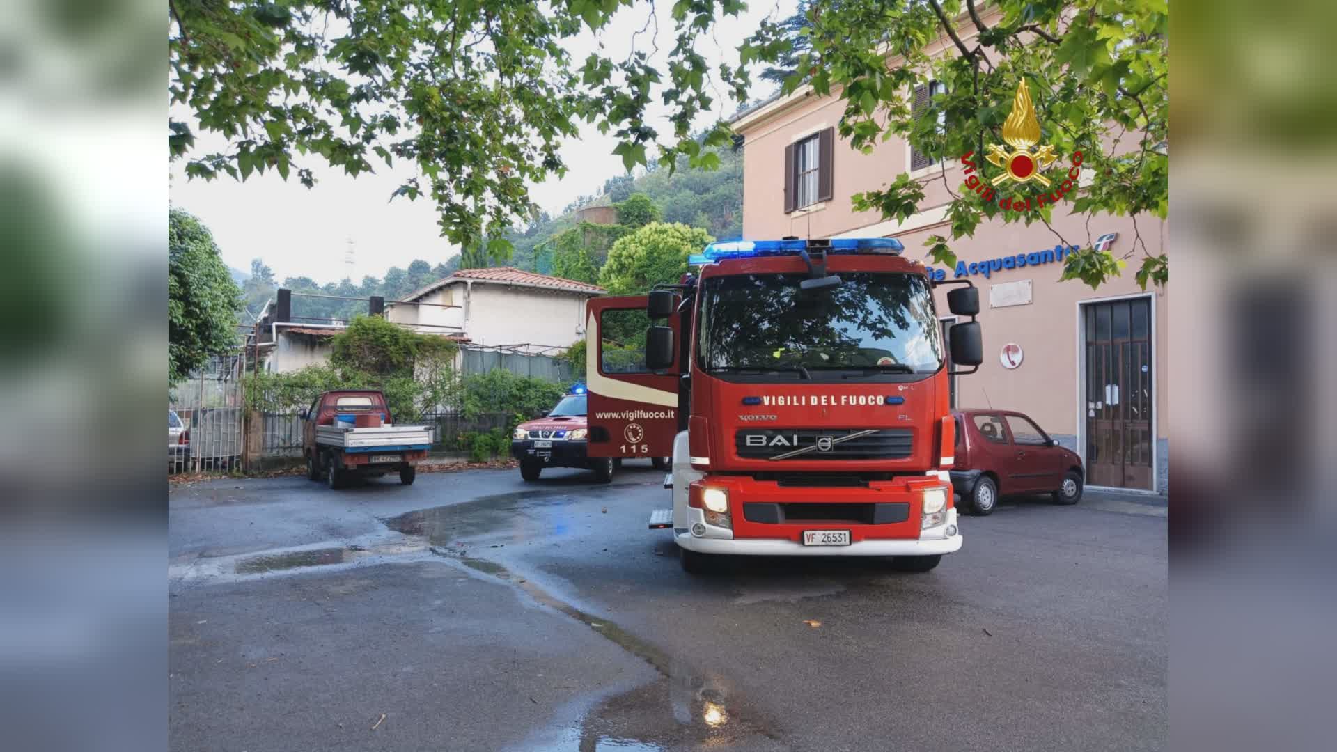 Genova, a fuoco materiale in un magazzino della stazione di Acquasanta: intervento dei vigili del fuoco