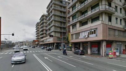 Genova, incidente sul ponte di Cornigliano: motociclista ferito al volto, è grave