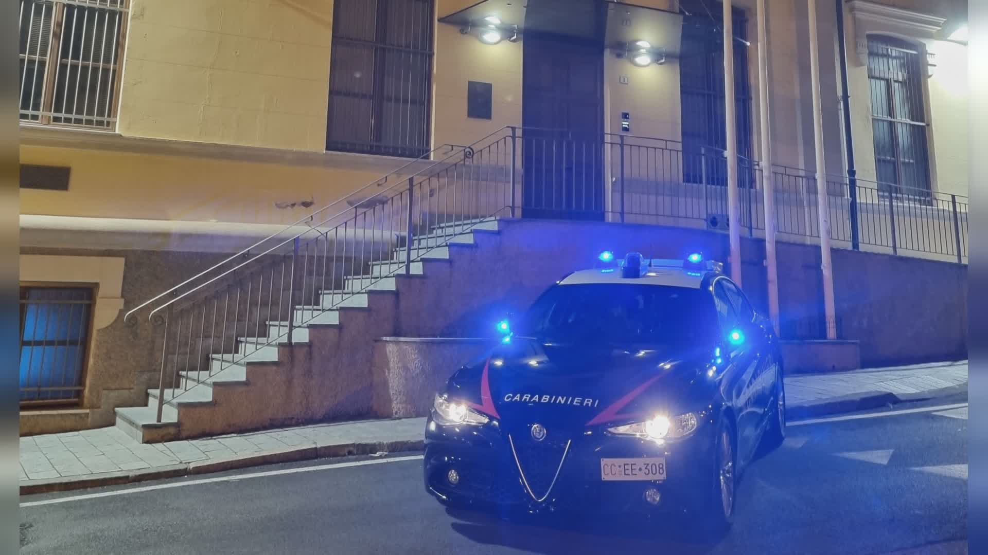 Savona, uomo di 33 anni entra nella notte in una scuola e ruba uno zaino con diversi oggetti: arrestato dai carabinieri