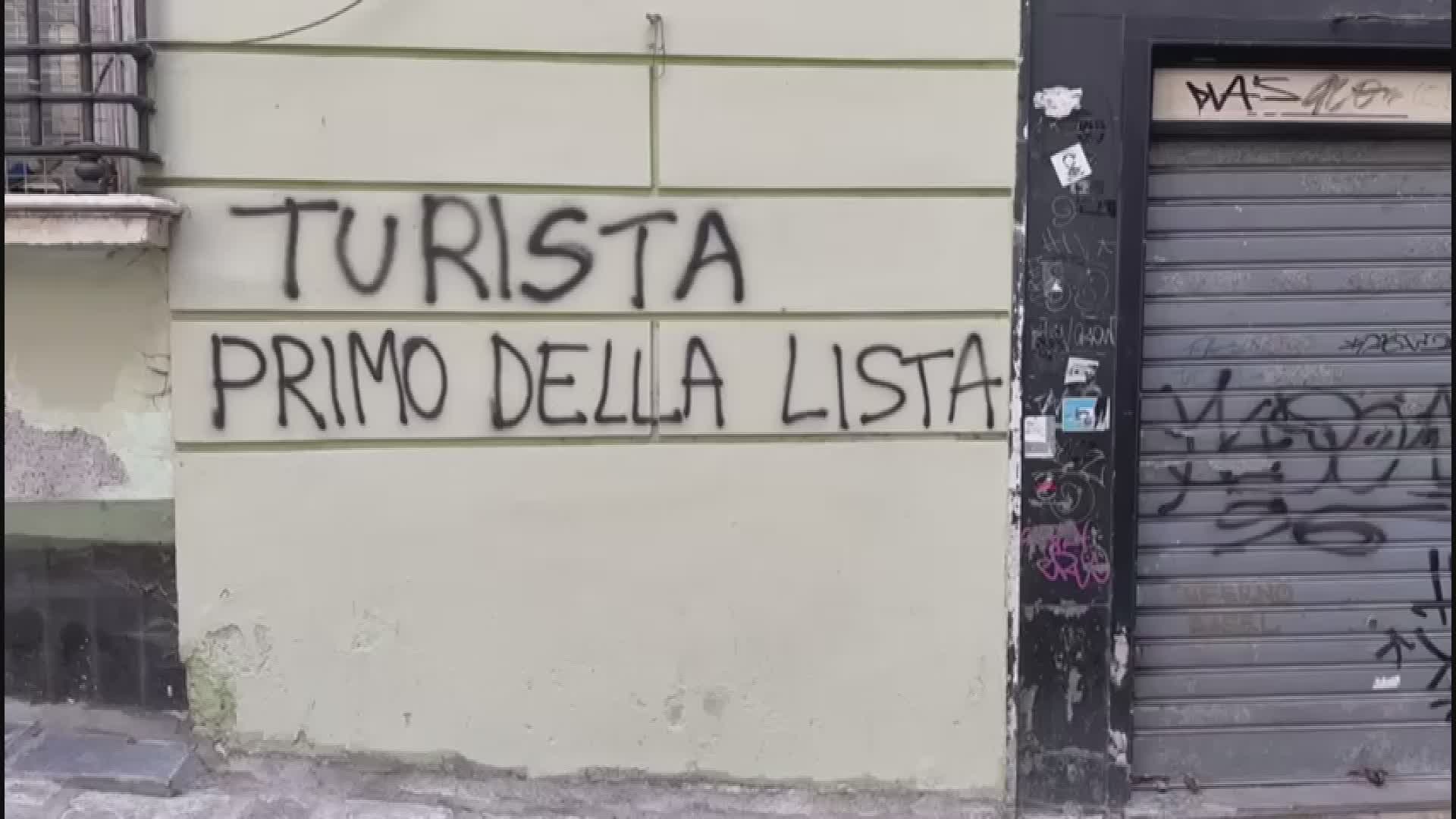 Tipica accoglienza ligure: una scritta "minacciosa" nel cuore del centro storico di Genova