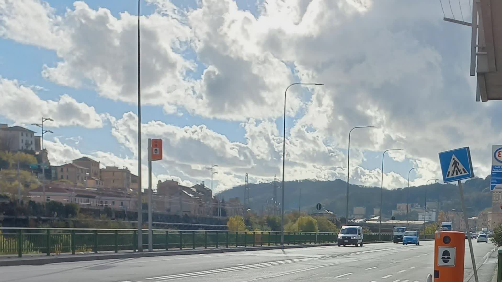 Genova Bolzaneto, tir invade la corsia opposta in via Polonio e blocca il traffico: lunghe code, ma niente danni