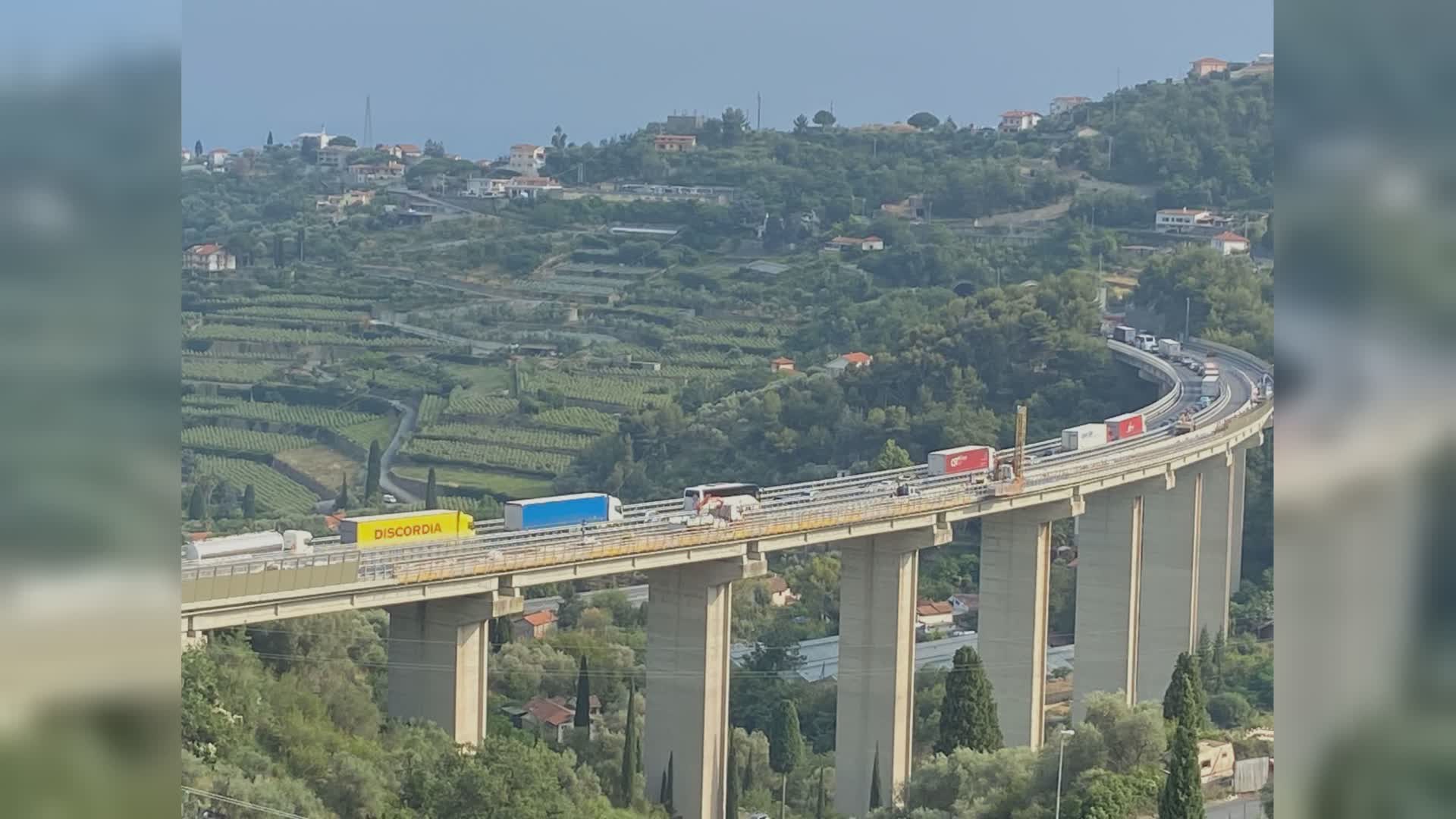 Maxi incidente in A10, traffico bloccato fra Taggia e Sanremo