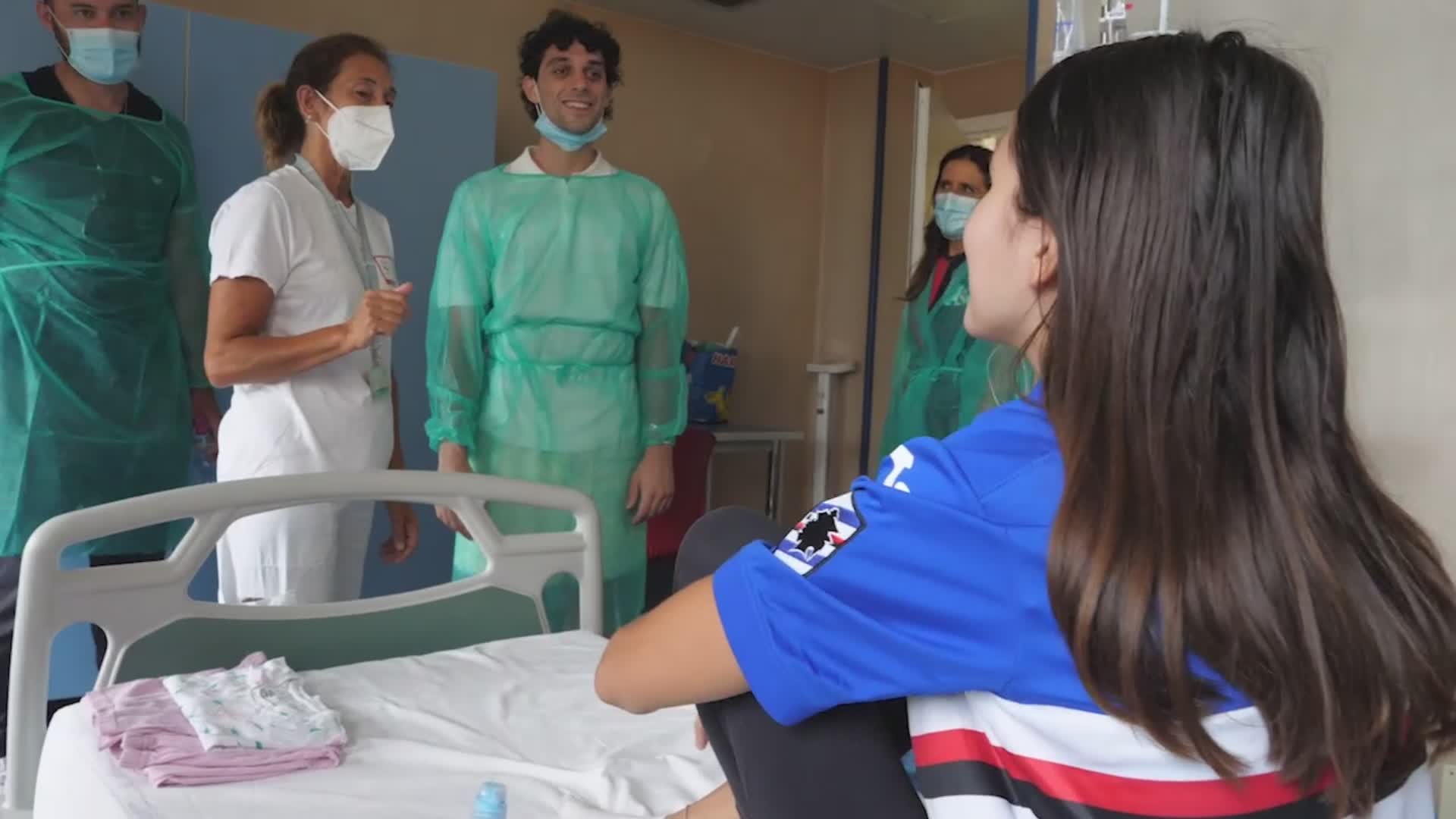 Genova, Bresh in visita al Gaslini: partite di calciobalilla e sorrisi con i piccoli pazienti