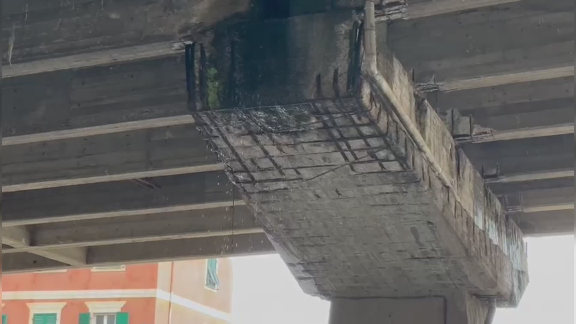 Genova, con la pioggia il ponte del cavalcavia di Nervi fa... acqua da tutte le parti