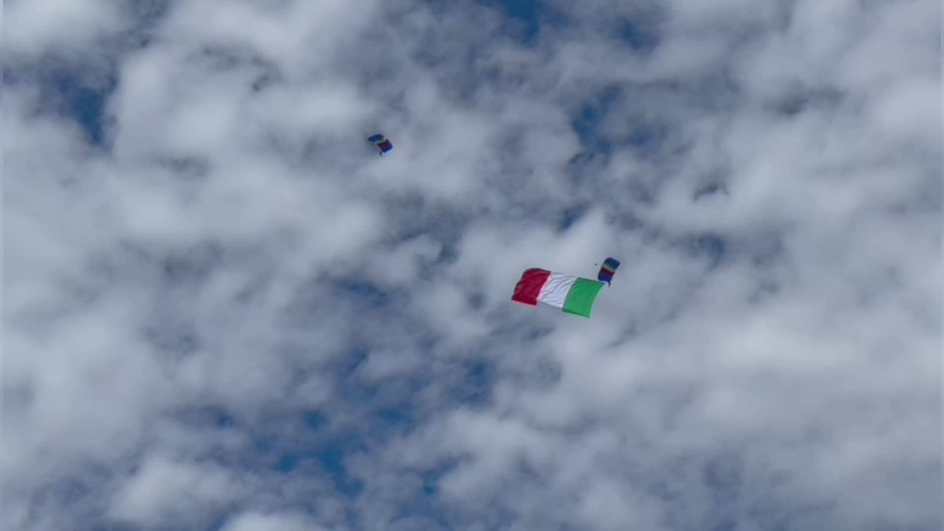 The Ocean Race, un sabato di festa: paracadutisti, Frecce Tricolori e la Vespucci che salpa