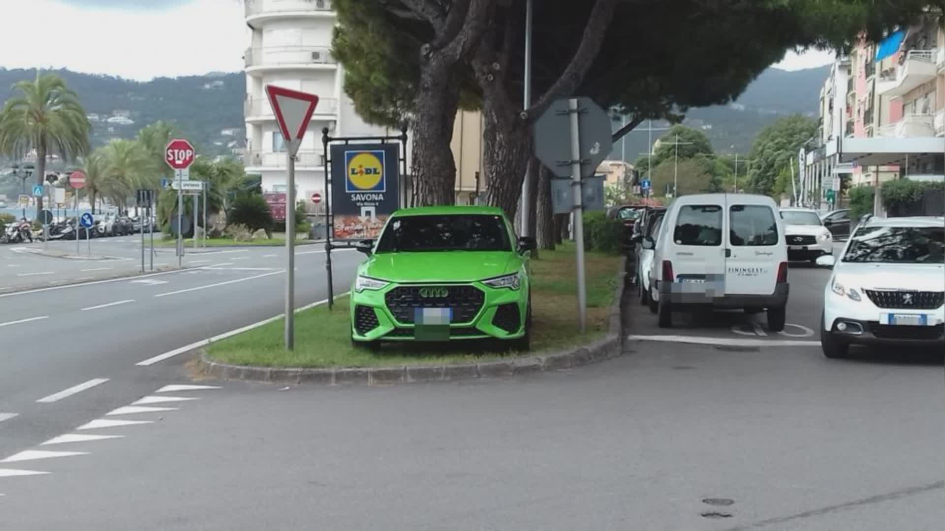 Spotorno, parcheggio selvaggio sull'aiuola: maxi multa di 426 euro e venti punti in meno sulla patente
