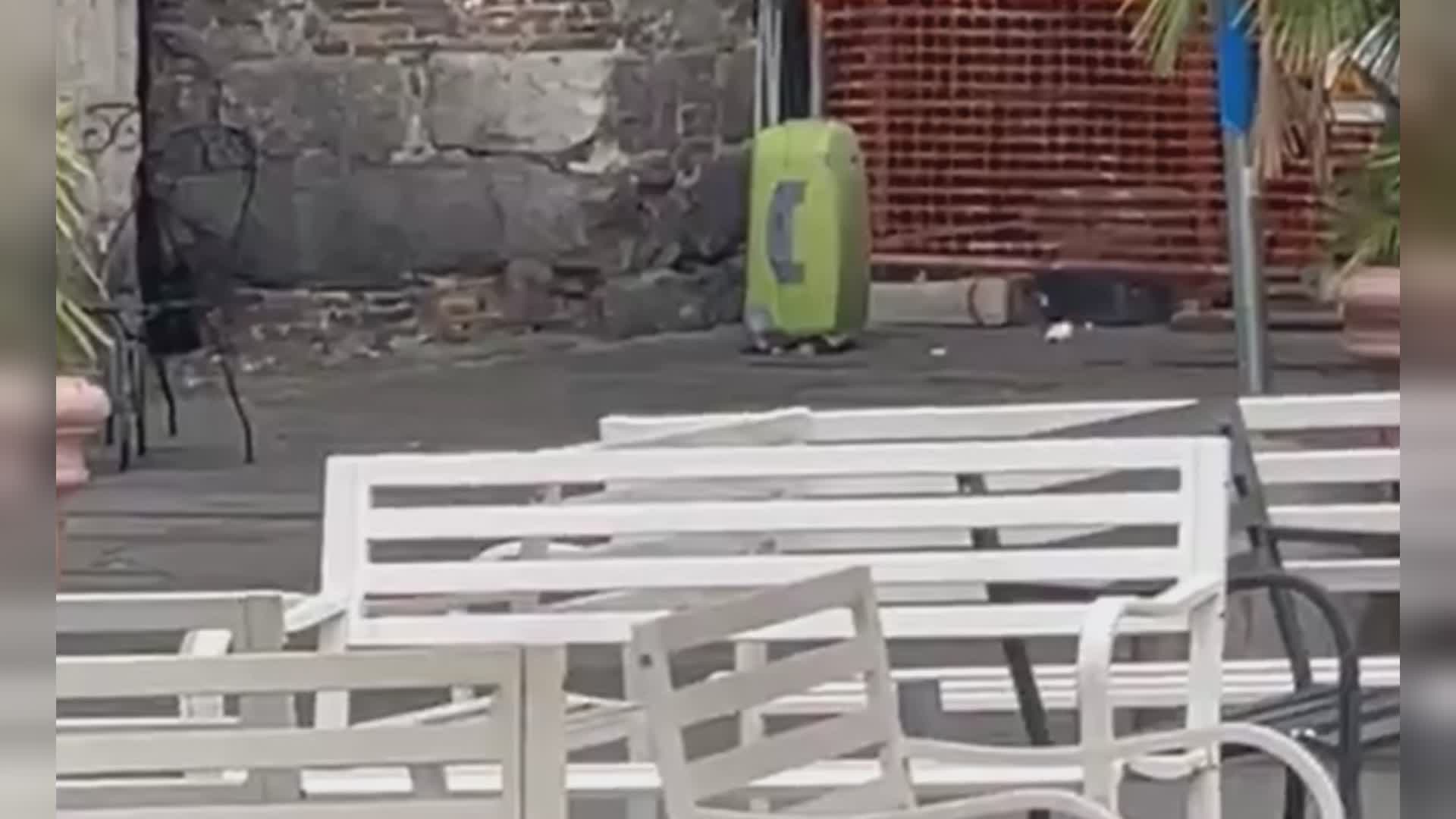 Genova, trolley abbandonato a Caricamento: rientra l'allarme bomba. Strada riaperta al transito