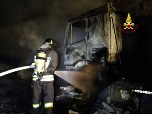 A10, tir in fiamme a Imperia: tratto riaperto ma ancora forti disagi e 3 km di coda