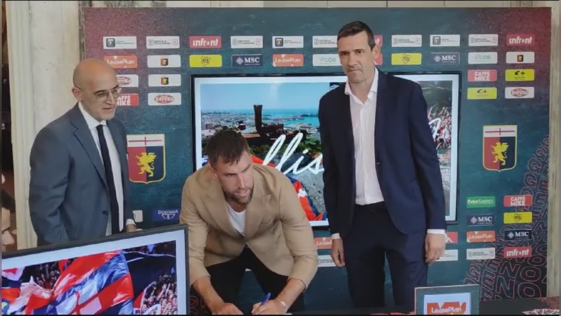 Genoa, ecco la firma in "diretta" di Kevin Strootman sul nuovo contratto
