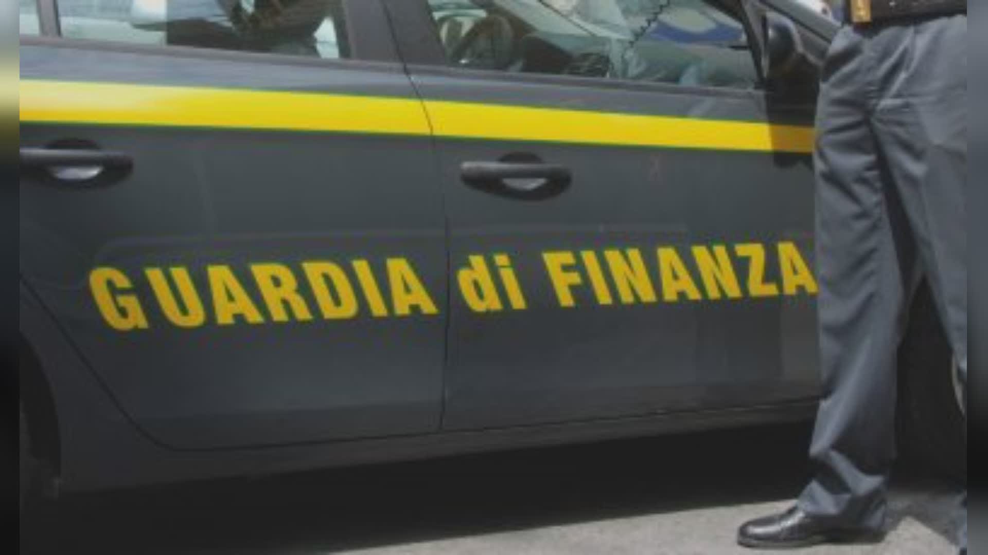 Genova, falsificavano bolle doganali: sequestrati 500mila euro a società