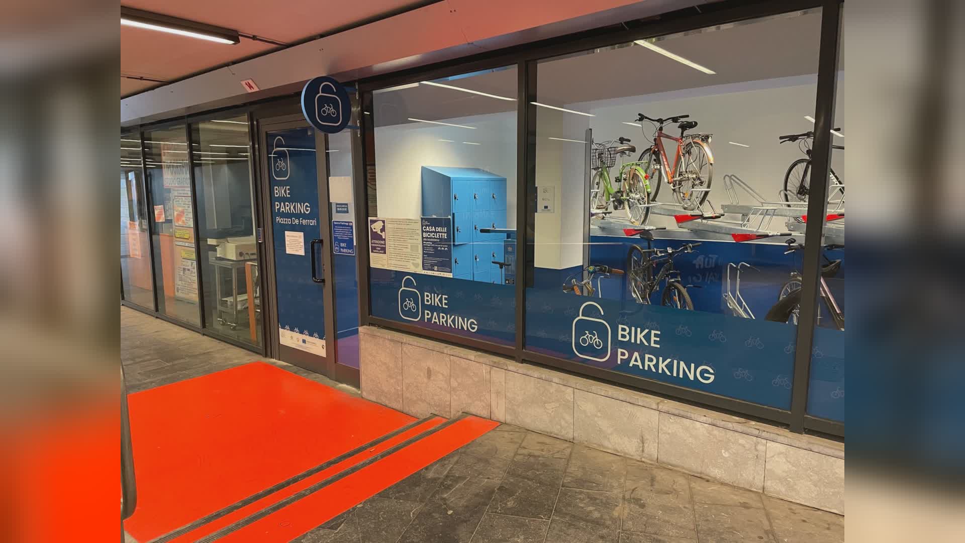 Genova, aperto il secondo ciclo-parcheggio in Piazza De Ferrari