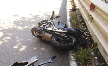 Chiavari, una coppia in moto si schianta contro il guard-rail sull'Aurelia: sono gravissimi