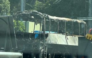 A12, il giorno dopo l'incendio del bus: 37 intossicati, ferite 2 donne cadute mentre fuggivano. Code tra Nervi e Recco: si procede su una carreggiata