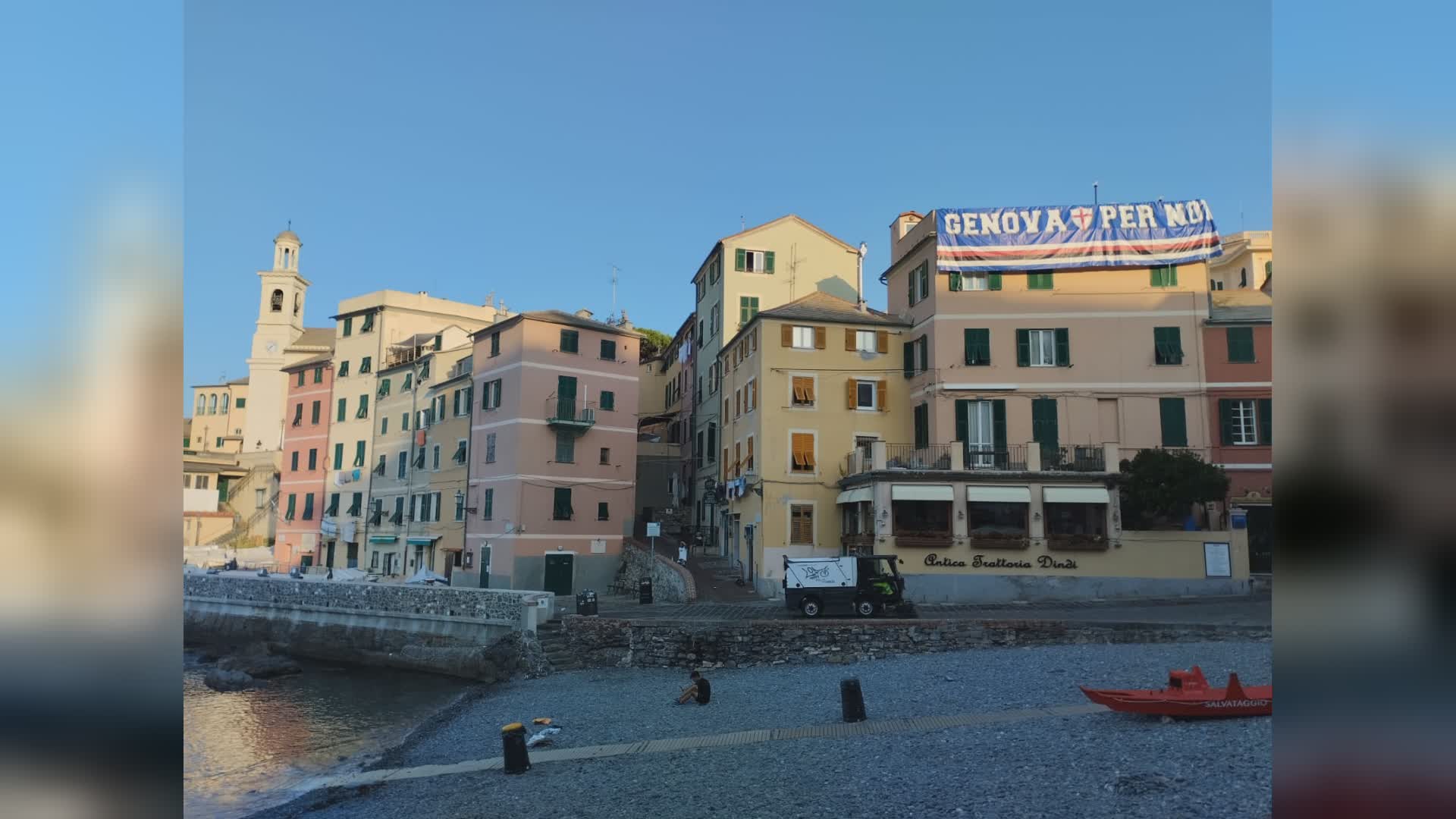 Sampdoria, derby del tifo a Boccadasse: maxi striscione dei tifosi blucerchiati in risposta alla bandiera rossoblù sullo scoglio